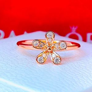 Authentic pandora daisy ring size 7💍💎💍💎💍💎💍💎💍💎💍💎💍💎💍💎🌷💎💍💎